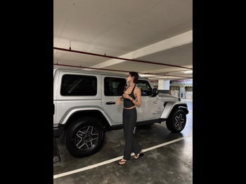  alt="Louise Wong"