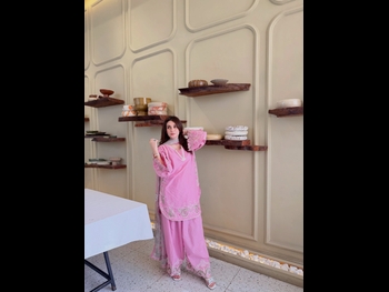  alt="Hina Tariq"