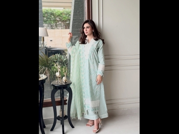  alt="Hina Tariq"