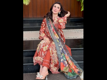  alt="Hina Tariq"