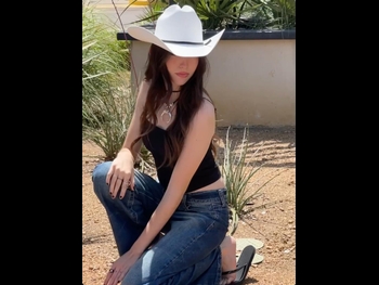  alt="Gabriela Bee"