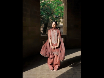  alt="Romaisa Khan"