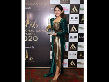  alt="Ashnoor Kaur"