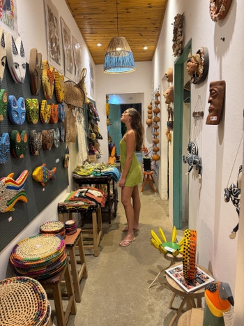 Lívia Inhudes