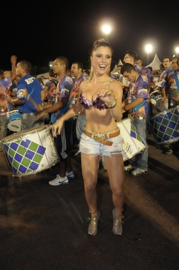 Flávia Viana