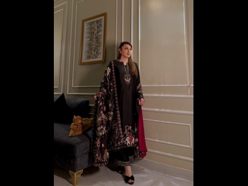  alt="Momina Iqbal"