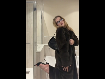  alt="Anais Gallagher"