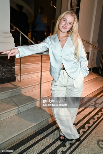 Anaïs Gallagher