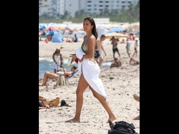  alt="Alexandra Saint Mleux"