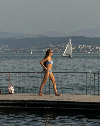 Zoë Pastelle Holthuizen