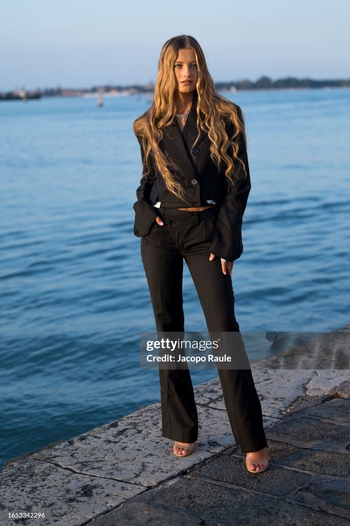 Zoë Pastelle Holthuizen