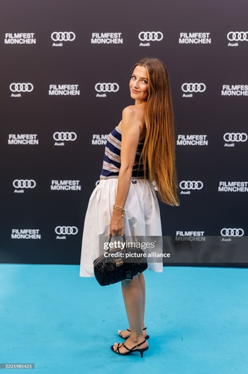 Zoë Pastelle Holthuizen