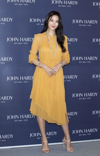 Claudia Kim