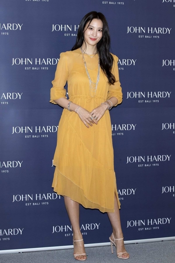 Claudia Kim