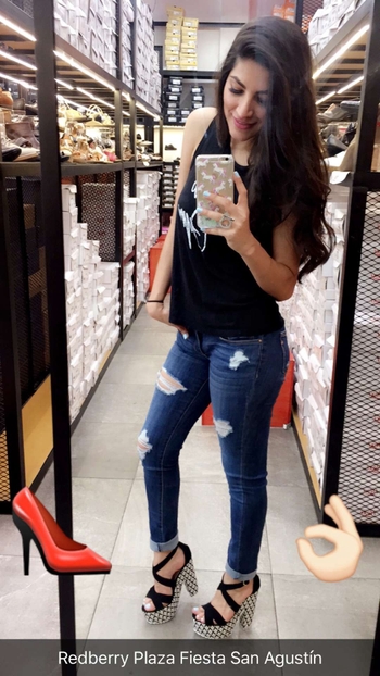 Flor Véliz