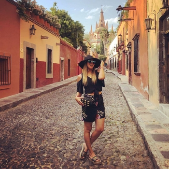 Anita González