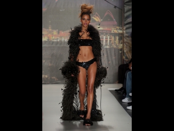  alt="Noemie Lenoir"