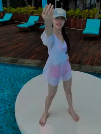 Zoe Levana