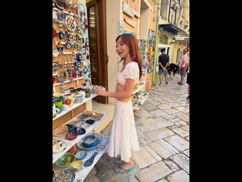  alt="Nikki Lilly"